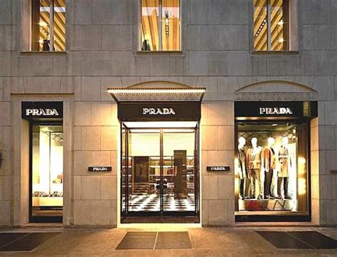 prada milano via montenapoleone|via montenapoleone usa.